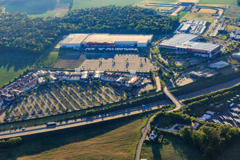 Outlet Wertheim Village und  McRent Wertheim im Ortsteil Bettingen im Bundesland Baden-Württemberg, Deutschland