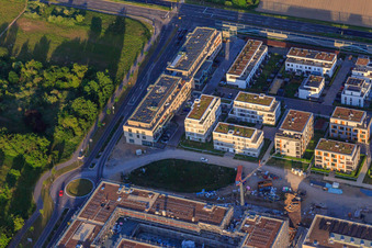 Neubauten in der Emil-Wachter-Straße mit ASB Seniorenzentrum RheinLeben im Ortsteil Mörsch in Rheinstetten im Bundesland Baden-Württemberg, Deutschland