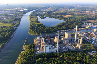 Rhein zwischen Rheinhafen-Dampfkraftwerk Karlsruhe und Rheinbrücken bei Maxau im Ortsteil Knielingen im Bundesland Baden-Württemberg, Deutschland