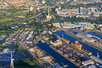 Rheinhäfen mit Werftstraße und Städtisches Elektrizitätswerk und  Heizkraftwerk West im Ortsteil Mühlburg in Karlsruhe im Bundesland Baden-Württemberg, Deutschland