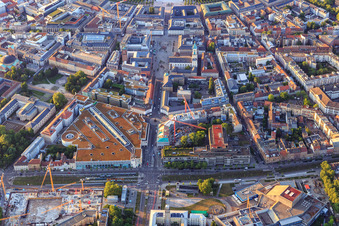 Marktplatz, Rondellplatz, Ettlinger Tor und Theaterbaustellle an der Kriegstr im Ortsteil Innenstadt-West in Karlsruhe im Bundesland Baden-Württemberg, Deutschland