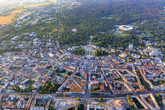 Stadtübersicht aus Süden mit Kriegstraße und Karl-Friedrich-Straße bis zum Schloss im Ortsteil Innenstadt-West in Karlsruhe im Bundesland Baden-Württemberg, Deutschland