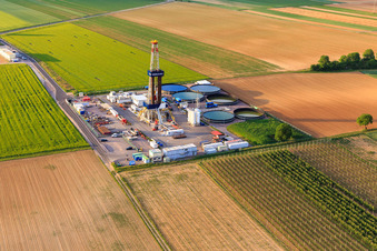 Schrägluftbild von Bohrgelände des Tiefenbohrplatz V20 von  Vercana GmbH für Vulcan Energy am Schleidberg zur Förderung von Geothermie und Lithium in Insheim im Bundesland Rheinland-Pfalz, Deutschland