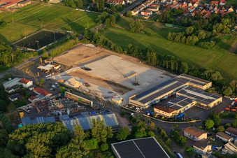 Luftbild von Baustelle mit Fundament des neuen Logistikpark der HANSAINVEST und DFI-Real-Estate Kandel nach Abriss des OBI-Markts im Ortsteil Minderslachen im Bundesland Rheinland-Pfalz, Deutschland