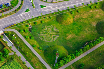 Grünfläche am Roland-Mack-Ring in Rust im Bundesland Baden-Württemberg, Deutschland