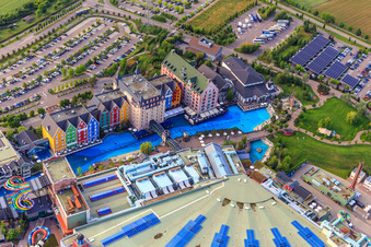 Kanal und Brücke des Rulantica im Europapark Rust im Bundesland Baden-Württemberg, Deutschland