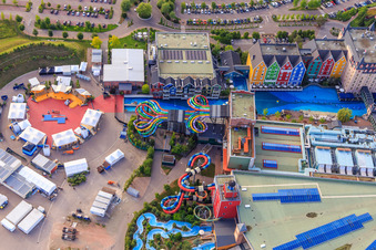 Vildfål - Freifall-Rutsche und "Immer Wieder Sonntags"-Arena des Rulantica im Europapark Rust im Bundesland Baden-Württemberg, Deutschland