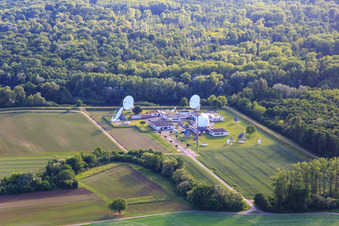 Luftbild von Parabolfunkantennen des Bundesnachrichtendienst Außenstelle Rheinhausen im Ortsteil Niederhausen im Bundesland Baden-Württemberg, Deutschland