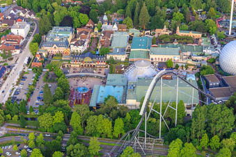 Haupteingang mit Europa-Park Dome und  EP-Express-Station "Alexanderplatz" des Europapark Rust im Bundesland Baden-Württemberg, Deutschland