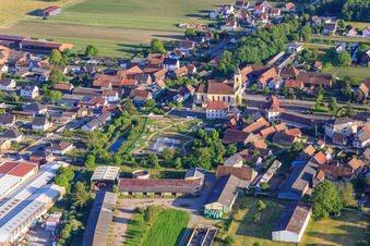 Parc inter générationnel am Rathaus und an der Kirche Église Saint Ulrich de Bindernheim im Bundesland Bas-Rhin, Frankreich