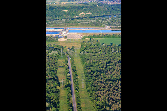 Straße zur Rheinschleuse mit Wasserkraftwerk Marckolsheim der EDF im Bundesland Bas-Rhin, Frankreich