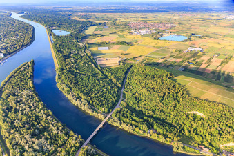 Rheinbrücke und Spitze der Rheininsel zwischen Kanal und Rhein in Sasbach am Kaiserstuhl im Bundesland Baden-Württemberg, Deutschland