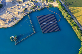 Baggersee/Kiesgrube Wyhl mit schwimmender PV-Anlage der Hermann Uhl KG - Werk Wyhl-Ort in Wyhl am Kaiserstuhl im Bundesland Baden-Württemberg, Deutschland