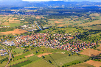 Stadtansicht aus Westen in Riegel am Kaiserstuhl im Bundesland Baden-Württemberg, Deutschland