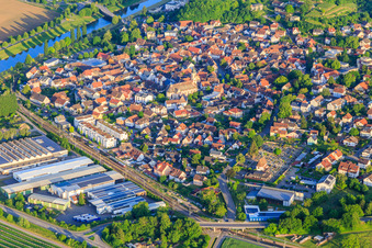 Historischer Ortskern mit Kirche St. Martin in Riegel am Kaiserstuhl im Bundesland Baden-Württemberg, Deutschland