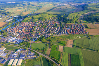 Stadtübersicht am Leopoldskanal aus Norden in Riegel am Kaiserstuhl im Bundesland Baden-Württemberg, Deutschland