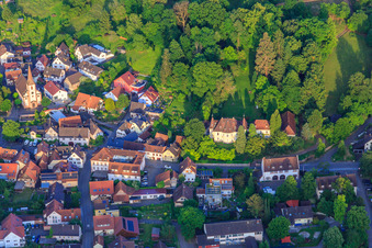 Luftbild von Winzerortansicht mit Schloss und Schlosspark aus Westen im Ortsteil Heimbach in Teningen im Bundesland Baden-Württemberg, Deutschland