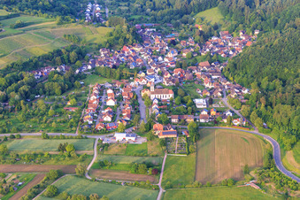Winzerdorfansicht aus Westen mit Kirche St. Hilarius im Ortsteil Bleichheim in Herbolzheim im Bundesland Baden-Württemberg, Deutschland