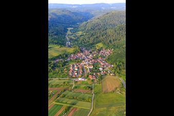 Winzerdorfansicht im Bleichtal aus Westen mit Kirche St. Hilarius im Ortsteil Bleichheim in Herbolzheim im Bundesland Baden-Württemberg, Deutschland