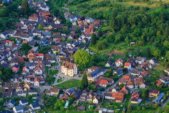 Schrägluftbild von Dorfansicht von Südwesten mit  Schmieheimer Schloss in Kippenheim im Bundesland Baden-Württemberg, Deutschland