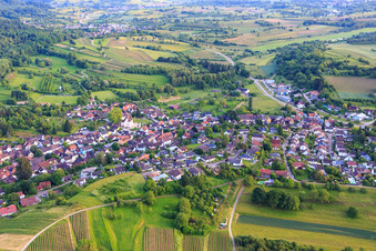Luftbild von Dorfansicht von Nordwesten mit  Schmieheimer Schloss in Kippenheim im Bundesland Baden-Württemberg, Deutschland