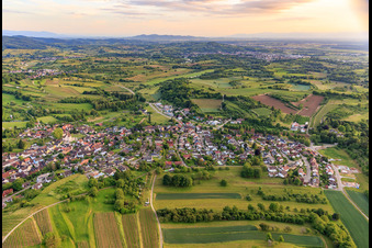 Schrägluftbild von Dorfansicht von Nordwesten mit  Schmieheimer Schloss in Kippenheim im Bundesland Baden-Württemberg, Deutschland