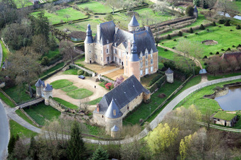 Burganlage des Schloß Le Chateau de Semur-en-Vallon im Bundesland Sarthe, Frankreich