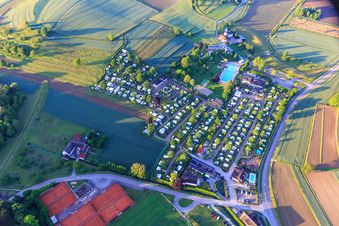 Schrägluftbild von Campingpark Oase am Carl-Hermann-Jäger-Freibad und Tennisclub Ettenheim e.V im Bundesland Baden-Württemberg, Deutschland