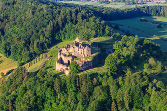 Festungsruine Hochburg bei Emmendingen aus Norden im Ortsteil Windenreute im Bundesland Baden-Württemberg, Deutschland