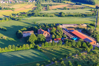 Hofgut Domäne Hochburg und Informationsraum im Wehrturm im Ortsteil Windenreute in Emmendingen im Bundesland Baden-Württemberg, Deutschland
