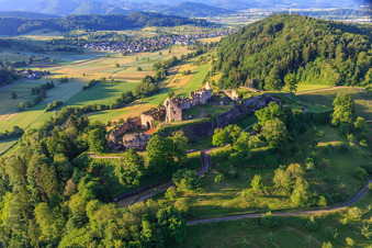 Festungsruine Hochburg bei Emmendingen aus Westen im Ortsteil Windenreute im Bundesland Baden-Württemberg, Deutschland