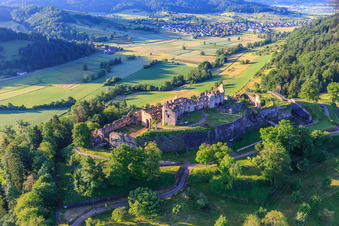Luftbild von Festungsruine Hochburg bei Emmendingen aus Westen im Ortsteil Windenreute im Bundesland Baden-Württemberg, Deutschland