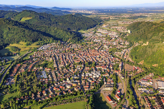 Stadtansicht im Elz-Tal aus Nordosten in Waldkirch im Bundesland Baden-Württemberg, Deutschland