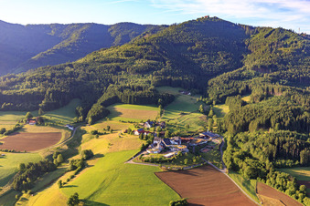 Elztalhotel unter der  Wallfahrtskapelle „Unserer Lieben Frau vom Hörnleberg” im Ortsteil Rüttlersberg in Winden im Elztal im Bundesland Baden-Württemberg, Deutschland