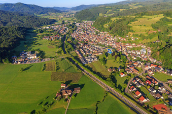 Luftbild von Dorfansicht im Elz-Tal aus Nordosten im Ortsteil Wellishöfe in Elzach im Bundesland Baden-Württemberg, Deutschland