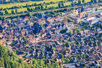 Stadtzentrum mit Kirche St. Mauritius in Hausach im Bundesland Baden-Württemberg, Deutschland