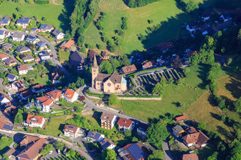 Friedhof und Kirche St. Michael in Fischerbach im Bundesland Baden-Württemberg, Deutschland