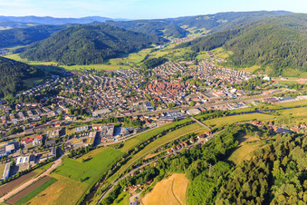 Stadtsansicht aus Norden in Haslach im Kinzigtal im Bundesland Baden-Württemberg, Deutschland