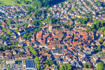 Historisches Stadtzentrum von Norden mit  St. Arbogast Kirche in Haslach im Kinzigtal im Bundesland Baden-Württemberg, Deutschland