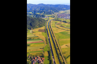 Gerader Verlauf der B33 parallel zum Fluss Kinzig und der Bahnlinie nach Nordwesten bis Biberach in Steinach im Bundesland Baden-Württemberg, Deutschland