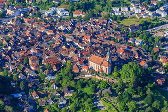Luftbild von Barocke Altstadt hinter der Kirche St. Bartholomäus in Ettenheim im Bundesland Baden-Württemberg, Deutschland