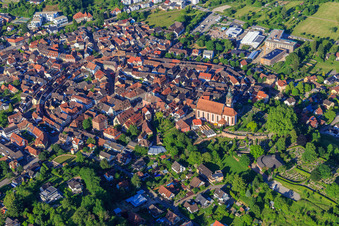 Luftaufnahme von Barocke Altstadt hinter der Kirche St. Bartholomäus in Ettenheim im Bundesland Baden-Württemberg, Deutschland