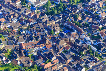 Marktplatz mit Stadtfest in Herbolzheim im Bundesland Baden-Württemberg, Deutschland