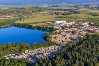 Luftbild von Rimsinger Baggersee / Kiesgrube Niederrimsingen mit Betonwerk Müller GmbH & Co. KG,  P & S-Beton GmbH & Co. KG und H+H Kalksandstein GmbH im Ortsteil Oberrimsingen in Breisach am Rhein im Bundesland Baden-Württemberg, Deutschland