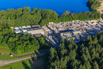 Rimsinger Baggersee / Kiesgrube Niederrimsingen mit Betonwerk Müller GmbH & Co. KG,  P & S-Beton GmbH & Co. KG im Ortsteil Gündlingen in Breisach am Rhein im Bundesland Baden-Württemberg, Deutschland