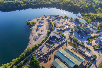 Kiesgrube Breisach am Rhein mit  MSW Metallhandel Südwest GmbH und Adolf Braun KG Kies- und Transportbetonwerke im Ortsteil Gündlingen im Bundesland Baden-Württemberg, Deutschland