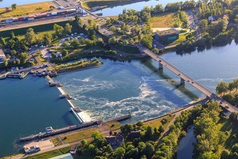 Wehr im Rhein und Brücke für die B31 über den Rhein zur Rheininsel in Breisach am Rhein im Bundesland Baden-Württemberg, Deutschland