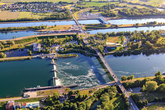 Luftbild von Wehr im Rhein und Brücke für die B31 über den Rhein zur Rheininsel in Breisach am Rhein im Bundesland Baden-Württemberg, Deutschland