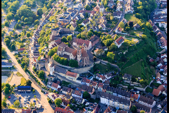 Luftbild von Breisacher Münster St. Stephan in Breisach am Rhein im Bundesland Baden-Württemberg, Deutschland