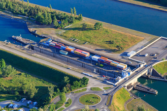 Schleuse Vogelgrun am Rheinseitenkanal im Bundesland Haut-Rhin, Frankreich